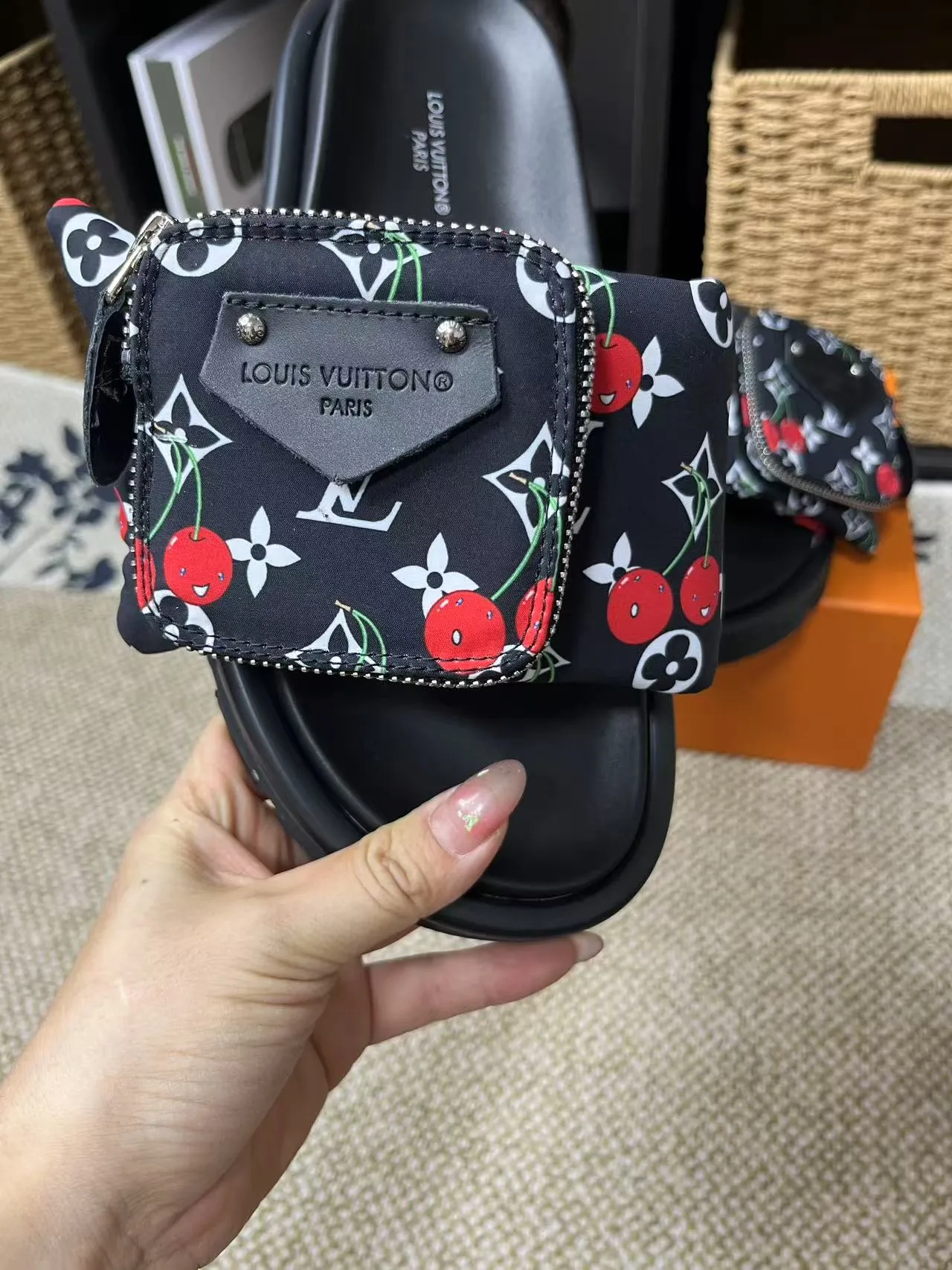 P380 yuan LV Louis Vuitton Full of high-end feel! A popular model among bloggers at home and abroad, it’s retro and fashionable, and looks stunning on your feet! Mainly recommended model on the official website★ ━━━━━ ЅᏇєєt ━━━━━ ▪️Upper: original calfskin ➕5D printing process ▪️Inner: imported mixed sheepskin ▪️Outsole: original molded foam outsole ▪️Size: Female 35-40 Men's 39-44 (women's 41 men's 45)
